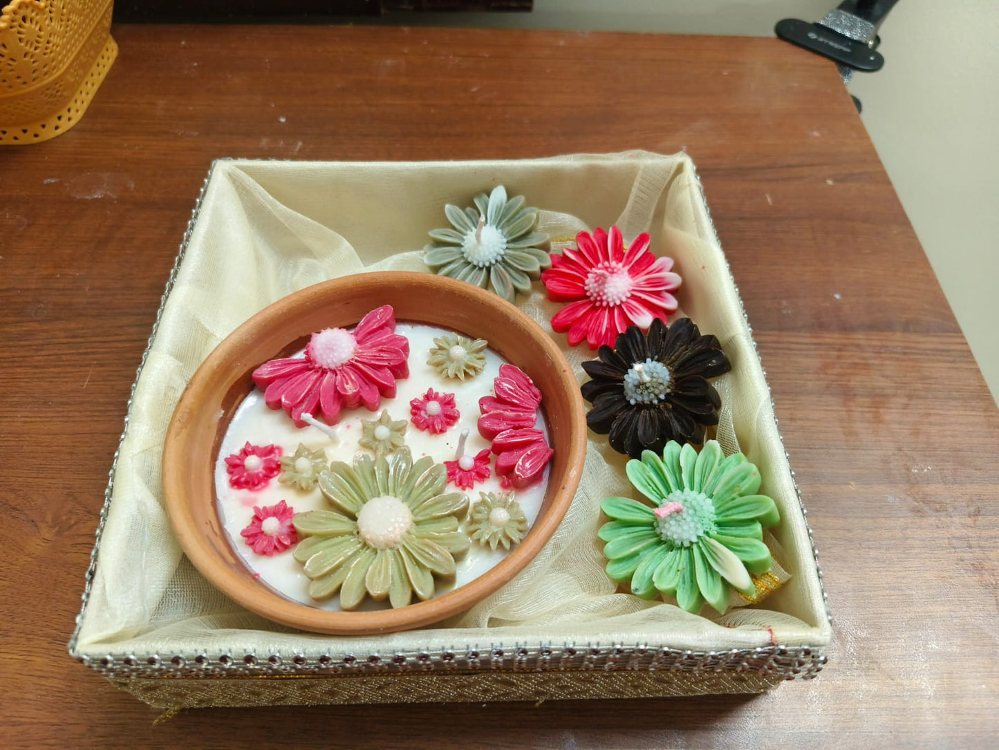 Handmade Daisy Flower Soy Wax Candle Gift Hamper - The Ved Aura