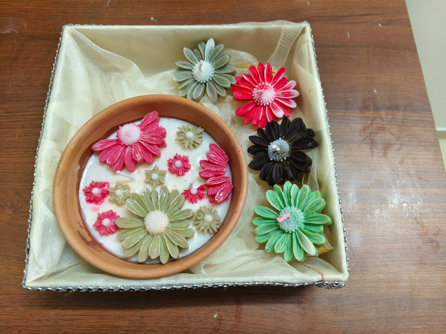 Handmade Daisy Flower Soy Wax Candle Gift Hamper in Decorative Box