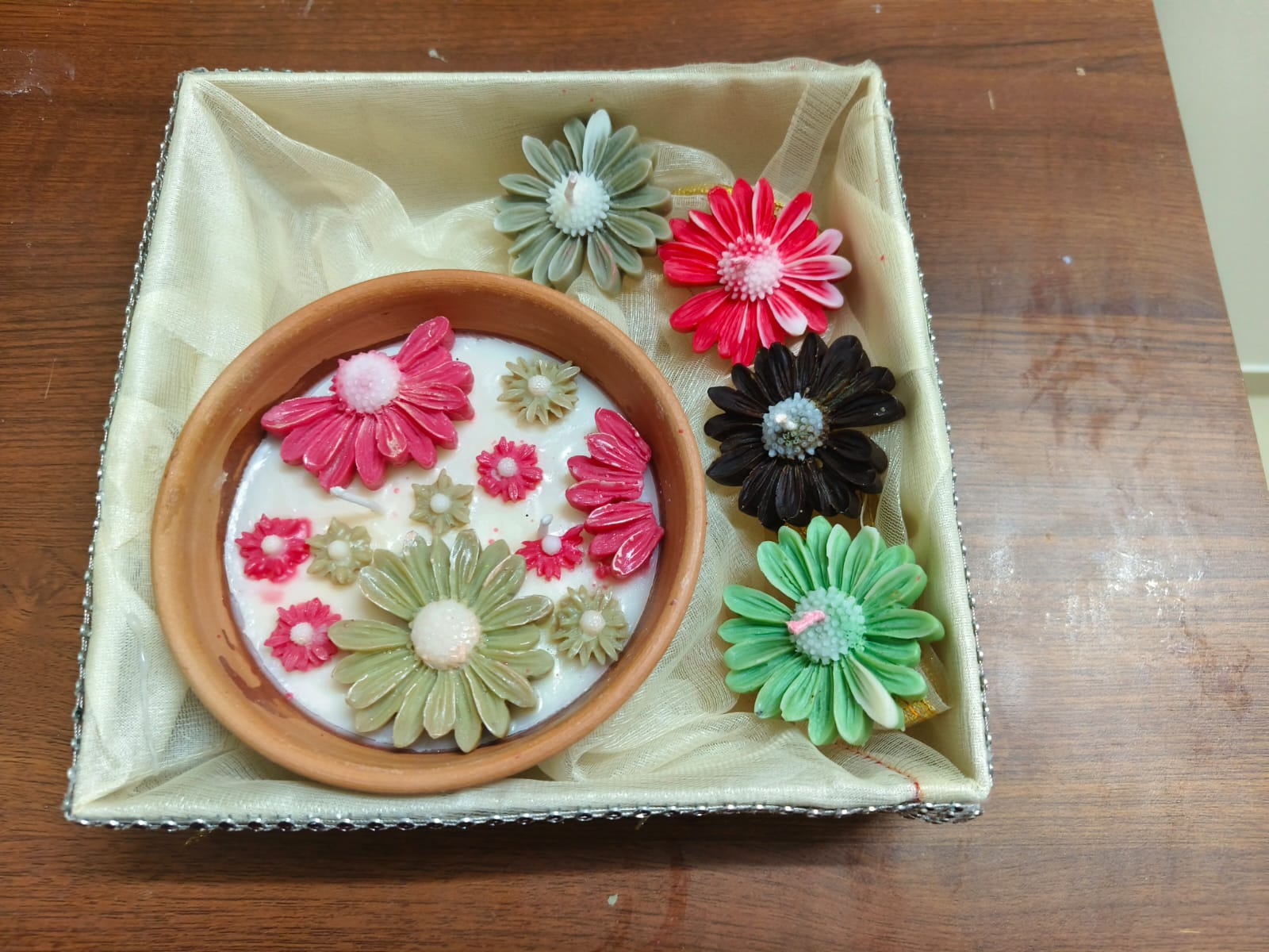 Handmade Daisy Flower Soy Wax Candle Gift Hamper in Decorative Box