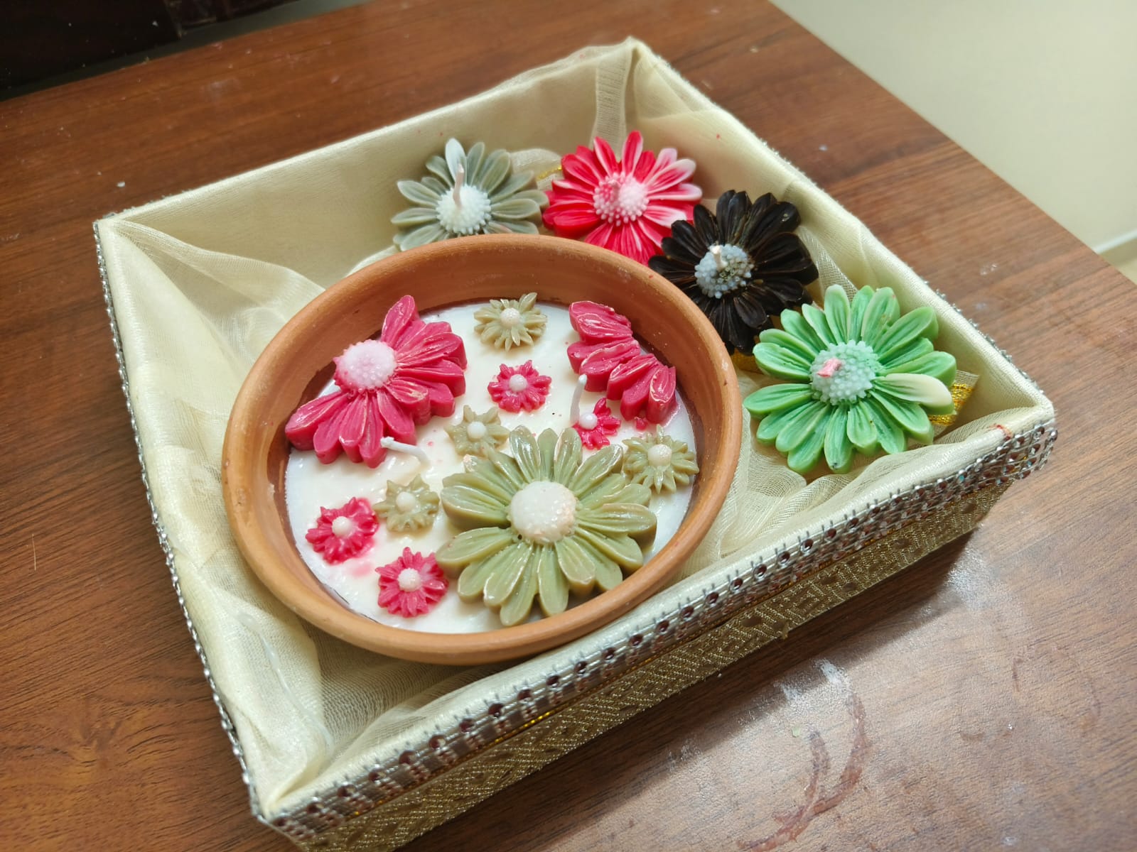 Handmade Daisy Flower Soy Wax Candle Gift Hamper - The Ved Aura