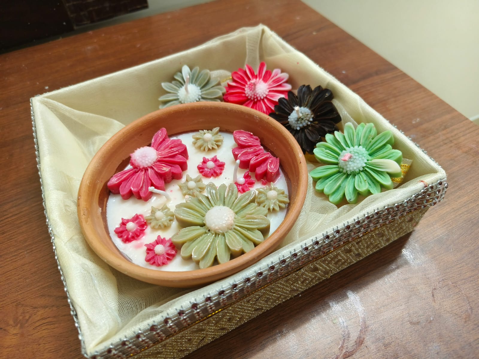 Handmade Daisy Flower Soy Wax Candle Gift Hamper - The Ved Aura