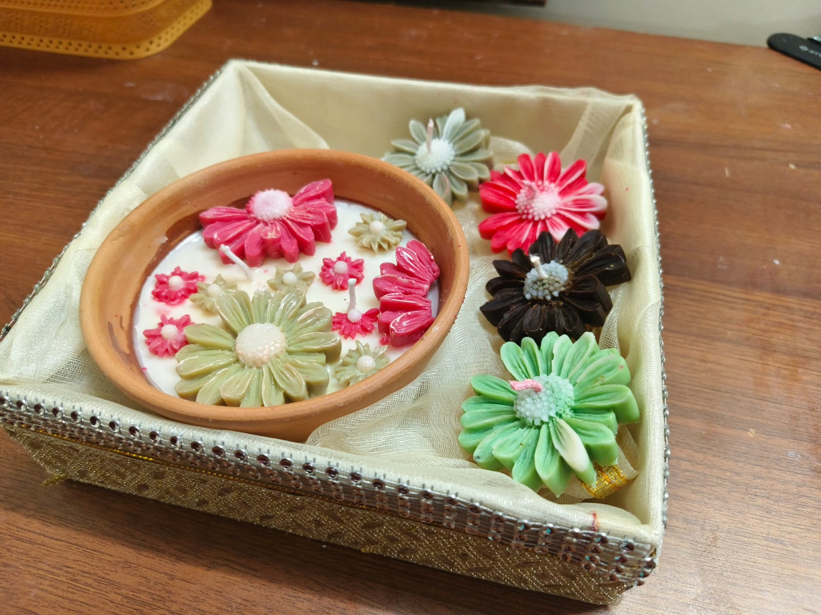 Handmade Daisy Flower Soy Wax Candle Gift Hamper - The Ved Aura