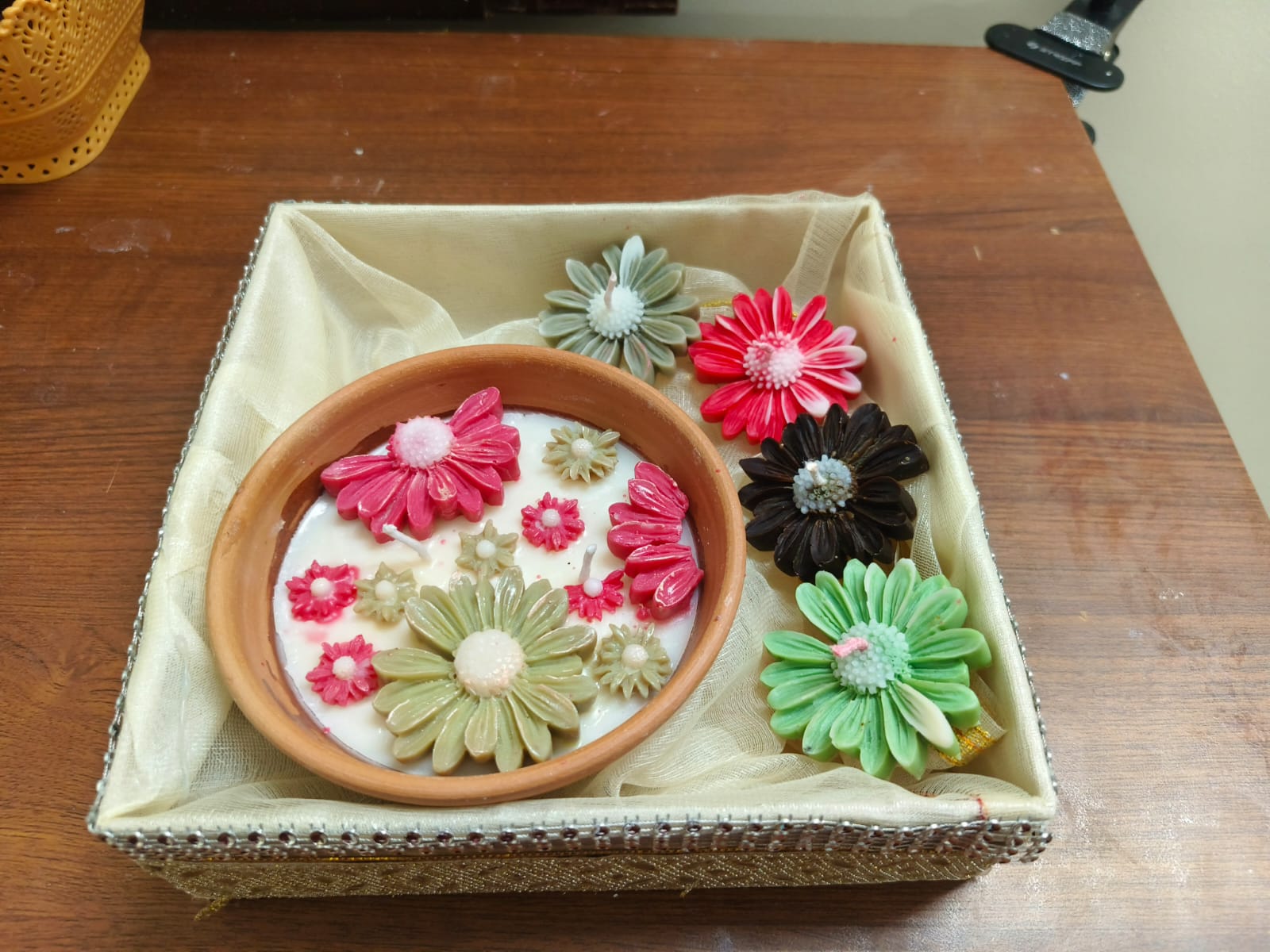 Handmade Daisy Flower Soy Wax Candle Gift Hamper - The Ved Aura